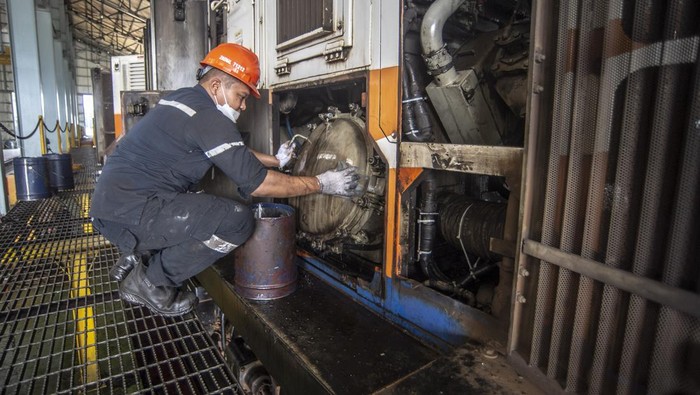 PERSIAPAN SARANA KERETA API ANGKUTAN LEBARAN 2022 Pekerja melakukan proses pengecekan dan perawatan lokomotif di Depo Lokomotif Cipinang, Jakarta, Selasa (19/4/2022). Dalam rangka mendukung angkutan lebaran 2022, PT KAI (Persero) telah menyiapkan sebanyak 329 sarana kereta yang terdiri dari 45 unit lokomotif dan 284 unit kereta penumpang serta bagasi. ANTARA FOTO/Muhammad Adimaja/wsj.