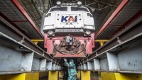 Pekerja melakukan proses pengecekan dan perawatan lokomotif di Depo Lokomotif Cipinang, Jakarta, Selasa (19/4/2022).