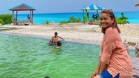 Kolam renang dengan view laut biru yang sangat indah