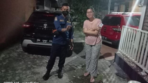 Petugas Animal Rescue Damkar Makassar saat berusaha menangkap piton yang membuat warga geger usai tiba-tiba muncul dalam rumah (Dok. Istimewa)