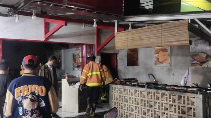 Petugas Damkar mendatangi rumah korban