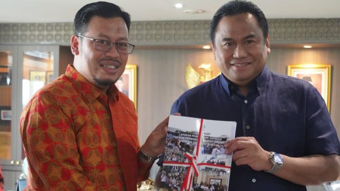 Pimpinan DPRD Sulsel menyerahkan aspirasi mahasiswa Makassar
