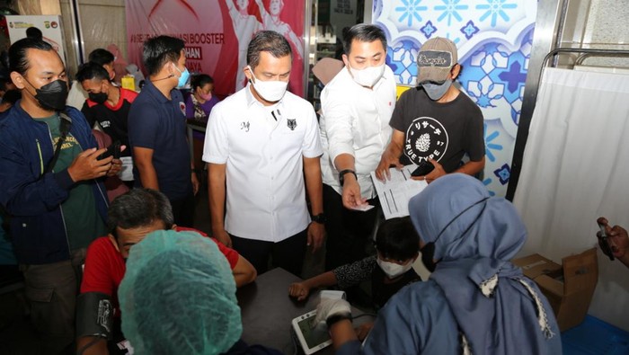Polda Metro gelar vaksinasi booster di Pasar Tanah Abang, Jakpus