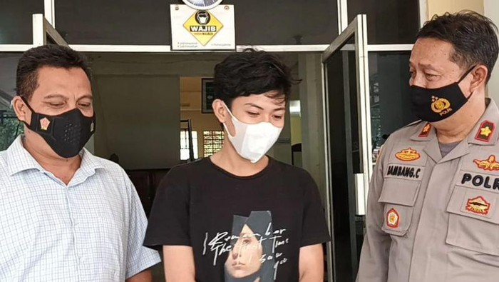 Polisi mengamankan pelaku penyebar video hoax ibu gorok anak di Cipayung, Jakarta, Senin (18/4/2022) (Antara/HO-Polsek Cipayung)