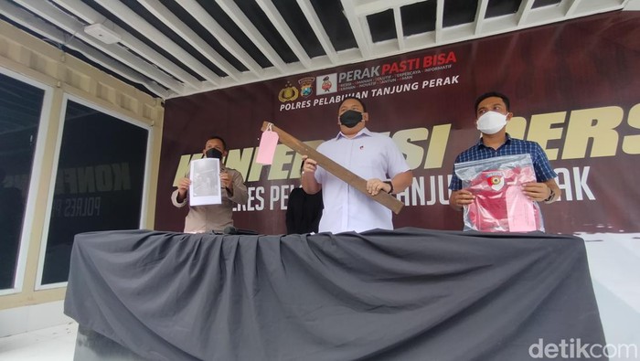 Polisi menunjukan barang bukti pengeroyokan