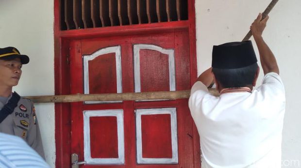 Polisi saat membuka kantor lurah yang disegel mantan kepala dusun di Toraja Utara (detikSulsel/Adi)