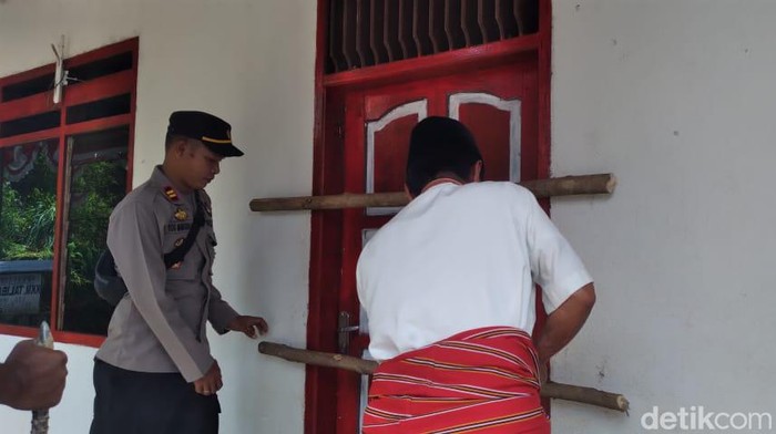 Polisi saat membuka kantor lurah yang disegel mantan kepala dusun di Toraja Utara (detikSulsel/Adi)