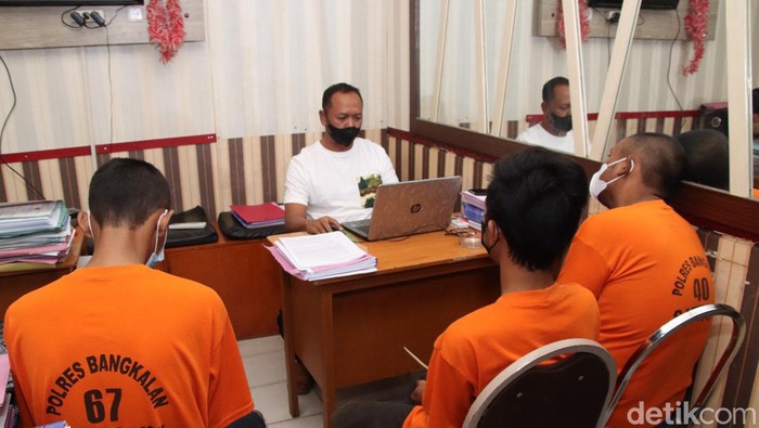 Polisi saat memeriksa 3 pelaku pemerkosaan