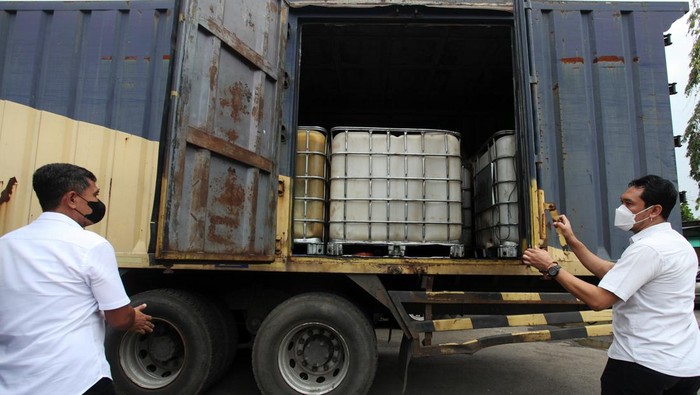 Polisi Ungkap Kasus Penyalahgunaan BBM dan LPG di Surabaya Penyidik menunjukkan barang bukti saat ungkap kasus penyalahgunaan BBM dan gas bumi bersubsidi di Polda Jawa Timur, Surabaya, Jawa Timur, Selasa (19/4/2022). Ditreskrimsus Polda Jawa Timur menangkap 13 orang tersangka atas kasus dugaan menyalahgunakan BBM solar dengan cara membelinya di SPBU dan menjualnya dengan harga nonsubsidi dan memindahkan gas elpiji ukuran 3 kilogram kedalam tabung 12 kilogram. ANTARA FOTO/Didik Suhartono/wsj.