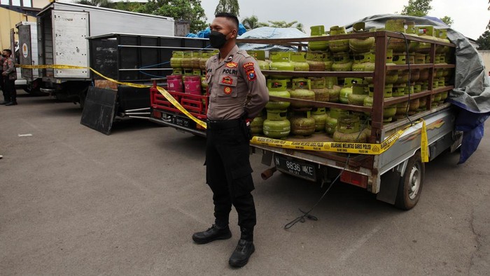 Polisi Ungkap Kasus Penyalahgunaan BBM dan LPG di Surabaya Penyidik menunjukkan barang bukti saat ungkap kasus penyalahgunaan BBM dan gas bumi bersubsidi di Polda Jawa Timur, Surabaya, Jawa Timur, Selasa (19/4/2022). Ditreskrimsus Polda Jawa Timur menangkap 13 orang tersangka atas kasus dugaan menyalahgunakan BBM solar dengan cara membelinya di SPBU dan menjualnya dengan harga nonsubsidi dan memindahkan gas elpiji ukuran 3 kilogram kedalam tabung 12 kilogram. ANTARA FOTO/Didik Suhartono/wsj.