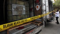 Penyidik menunjukkan barang bukti pengungkapan kasus penyalahgunaan BBM dan gas bumi bersubsidi di Polda Jawa Timur, Surabaya, Jawa Timur, Selasa (19/4/2022).