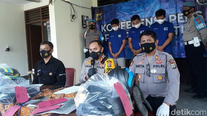 Polres Bantul jumpa pers kasus maling modus pecah kaca mobil, Selasa (19/4/2022).