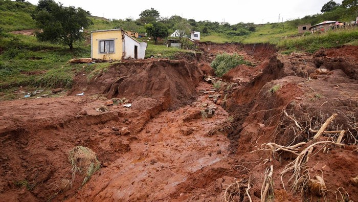 Banjir yang melanda Afrika Selatan menewaskan 443 orang. Tim SAR dan anjing pelacak dikerahkan untuk mencari korban di lokasi bencana.