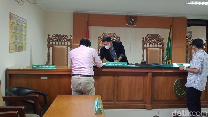 Sidang putusan gugatan praperadilan kasus buku Matur Jujur di Klaten, Selasa (19/4/2022).