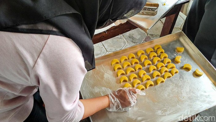 Produsen kue kering di Kulon Progo panen pesanan menjelang lebaran, Selasa (19/4/2022).