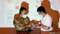 Chief Technical Officer PT Asuransi Umum Mega (Mega Insurance) Indrajaya Wardhana berbincang dengan Business Development Division Head Kurniawan di sela-sela jumpa media di Jakarta, Selasa (19/4).