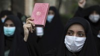 Seorang pengunjuk rasa memegang salinan Al-Quran saat ikut serta dalam demonstrasi yang digelar di depan Kedutaan Besar Swedia di Teheran, Iran, Senin (18/4/2022).