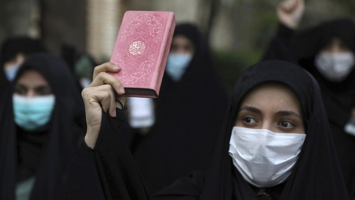 Aksi unjuk rasa digelar di Kedutaan Besar Swedia di Teheran, Iran. Aksi itu digelar sebagai protes atas aksi politikus di Swedia membakar salinan Al-Qur'an.