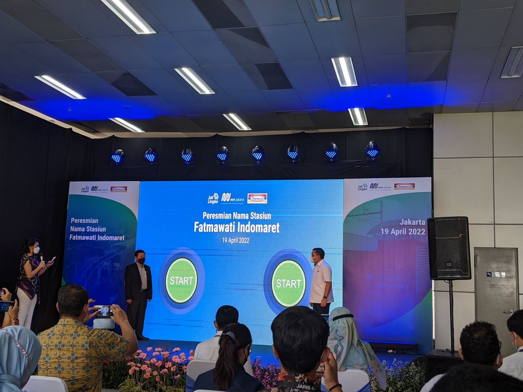 PT Indomarco Prismatama atau perusahaan yang memiliki jaringan mini market Indomaret resmi membeli naming rights salah stasiun MRT di bilangan Fatmawati. Kini stasiun itu Fatmawati Indomaret. (Cnbc Indonesia/Emir)
