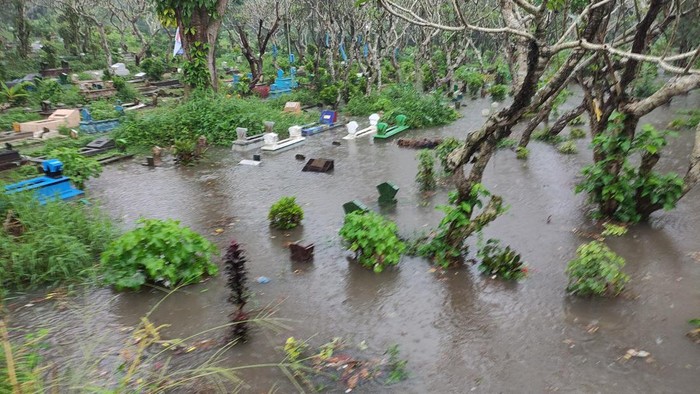 Puluhan makam di Kota Malang terendam banjir