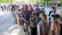 Warga tampak antre untuk memberikan suaranya pada pilpres putaran kedua di Timor Leste.  
