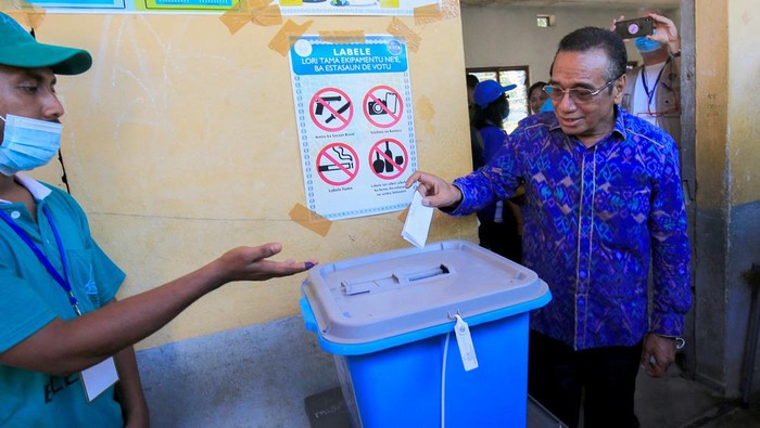East Timor presidential candidate Jose Ramos Horta shows his inked finger after casting his ballot during the second round of East Timor's presidential election in Dili, East Timor, April 19, 2022. REUTERS/Lirio da Fonseca