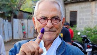 Jose Ramos Horta menunjukkan jari bertinta usai memberikan hak suaranya di Dili, Timor Leste, Selasa (19/4/2022).