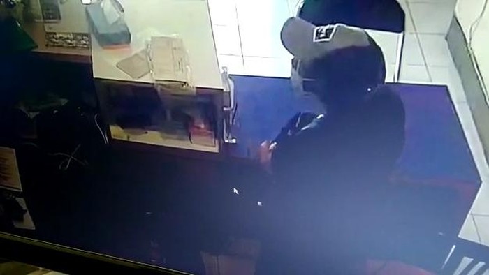 Rekaman maling obok-obok kantor Dinsos Pasuruan