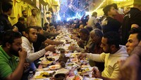 Makanan berlimpah terlihat disajikan di atas meja. Wajah-wajah ceria terlihat dari setiap peserta bukber.