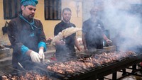 Daging berlimpah dan makanan hilir mudik saat buka puasa bersama. Keriangan ini jarang ditemui tahun lalu lantaran pandemi Covid-19.