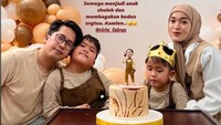 Ayus Sabyan memakai kaos berwarna senada dengan hijab Ririe Fairus dan baju dua anak mereka. Foto: dok. Instagram Ririe Fairus