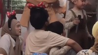 Kelucuan Ayus Sabyan dan Ririe Fairus sama-sama memakai bandana Mickey Mouse. Foto: dok. Instagram Ririe Fairus