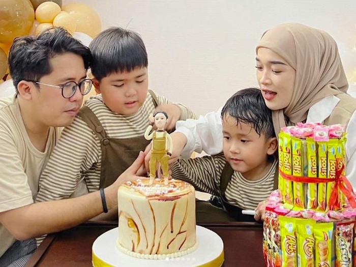 Ririe Fairus Ririe Fairus dan Ayus Sabyan rayakan ulang tahun anak bungsu mereka.
