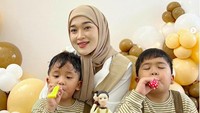 Ririe Fairus tersenyum foto dengan dua anaknya yang menunjukkan ekspresi menggemaskan. Foto: dok. Instagram Ririe Fairus