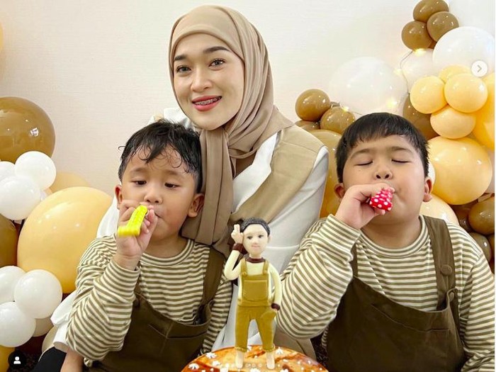 Ririe Fairus Ririe Fairus dan Ayus Sabyan rayakan ulang tahun anak bungsu mereka.
