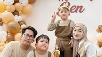 Ayus Sabyan juga hadir dan menemani Ririe Fairus merayakan ulang tahun putra bungsu mereka, Ben. Foto: Instagram: @ririe_fairus