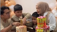 Ririe Fairus dan Ayus Sabyan kompak meladeni tingkah kedua anak mereka. Foto: dok. Instagram Ririe Fairus