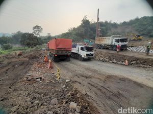 Perbaikan Ruas Jalan Cireki di Tomo Sumedang Dikebut Jelang Mudik Lebaran