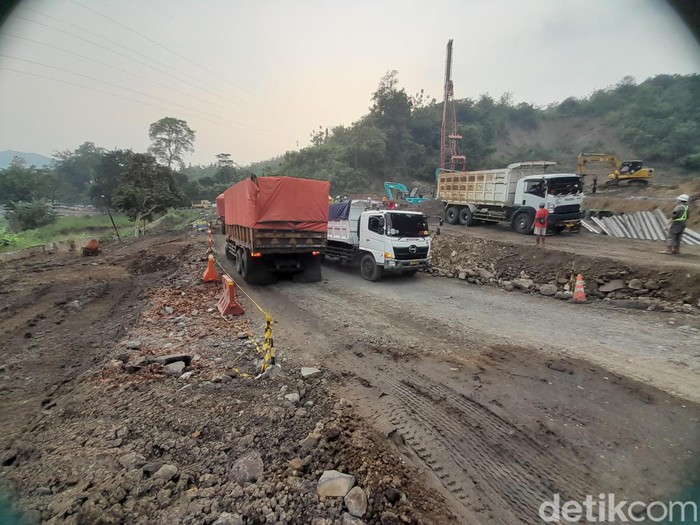 Ruas jalan sebelah kiri dari arah Sumedang menuju Cirebon di kawasan Cireki, Kecamatan Tomo tampak sedang dalam perbaikan dengan cara ditinggikan dan diratakan agar sejajar dengan jalan yang tidak terdampak amblesan.