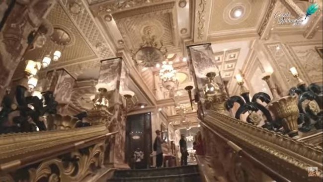 Sejauh mata memandang di dalam rumah, hanya interior berwarna emas yang terlihat. Emas asli, kata Hasim saat muncul di kanal YouTube milik Arie Untung. Kemewahan juga dipertegas dengan lantai serba mermer dan gipsum bergaya klasik. (Foto: YouTube/CeritaUntungs)