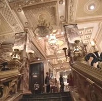 Sejauh mata memandang di dalam rumah, hanya interior berwarna emas yang terlihat. Emas asli, kata Hasim saat muncul di kanal YouTube milik Arie Untung. Kemewahan juga dipertegas dengan lantai serba mermer dan gipsum bergaya klasik. (Foto: YouTube/CeritaUntungs)