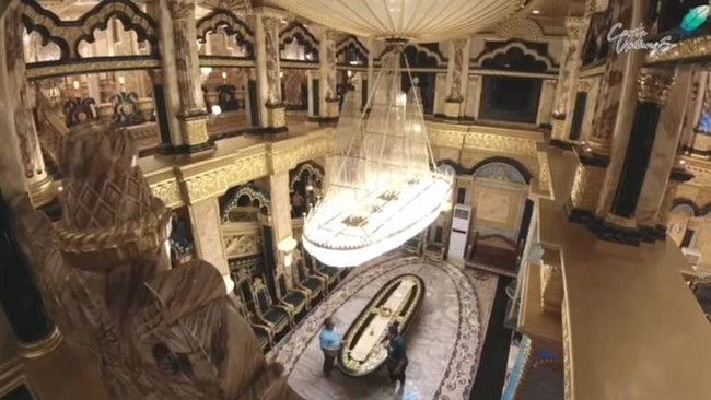 Rumah yang satu ini serba emas. Saking mewahnya juga, rumah di Palu, Sulawesi Tengah, ini memiliki lampu gantung kristal berbentuk pinisi. Berikut potretnya. (Foto: YouTube/CeritaUntungs)