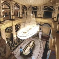 Rumah yang satu ini serba emas. Saking mewahnya juga, rumah di Palu, Sulawesi Tengah, ini memiliki lampu gantung kristal berbentuk pinisi. Berikut potretnya. (Foto: YouTube/CeritaUntungs)