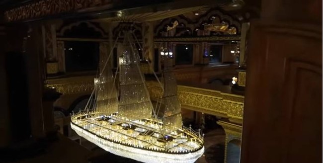 Hasim mengatakan, lampu gantung pinisi ini dipesan langsung di Italia. Saking rumitnya, pembuatan pesanan Hasim memakan waktu hingga tiga tahun. (Foto: YouTube/CeritaUntungs)