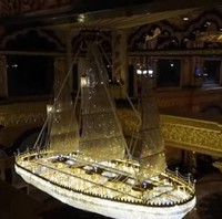 Hasim mengatakan, lampu gantung pinisi ini dipesan langsung di Italia. Saking rumitnya, pembuatan pesanan Hasim memakan waktu hingga tiga tahun. (Foto: YouTube/CeritaUntungs)