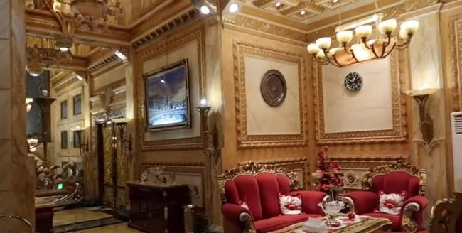 Bak istana kerajaan Eropa, setiap sudut di rumahnya didominasi oleh interior bergaya klasik. (Foto: YouTube/CeritaUntungs)