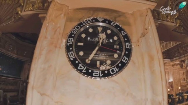 Ada jam mirip arloji Rolex menghiasi rumah Hasim. Jam berukuran besar tersebut menempel di salah satu pilar marmer. (Foto: YouTube/CeritaUntungs)