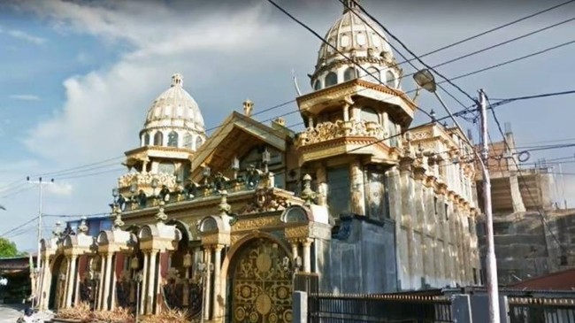 Palu juga punya crazy rich, namanya Hasim Hadado. Seperti crazy rich di Indonesia kebanyakan, ia juga tinggal di sebuah rumah mewah. Bedanya, rumah Hasim serba emas mulai dari eksterior hingga interior. (Foto: YouTube/CeritaUntungs)