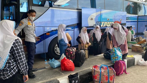 Rombongan santri asal Bali tiba di Terminal Tipe A Mengwi, Kabupaten Badung, Bali, Selasa (19/4/2022) sore.