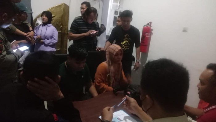 Satpol PP saat memeriksa pasangan mesum di Kabupaten Bone (Dok. Istimewa)